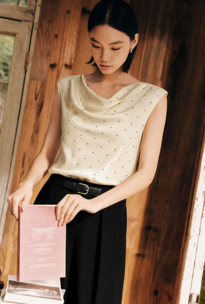 LILYSILK: Raffinierte Mode für den modernen Alltag LILYSILK bietet einen anspruchsvollen Ansatz für zeitgenössische Mode durch luxuriöse Stoffe, dezente Silhouetten und vielseitige Essentials für die Garderobe. Während die Marke eng mit Seide verbunden ist, umfasst ihr wachsendes Sortiment auch Kaschmir, Strickwaren aus Seidenmischungen, Oberbekleidung, Activewear, leichten Jersey und elegante Nachtwäsche. Diese Vielfalt ermöglicht es Kunden, erstklassige Materialien für Arbeit, Freizeit, Reisen und Entspannung zu erleben. Die Herbstkollektion 2026 unterstreicht die Fähigkeit der Marke, zeitlose Eleganz mit saisonalen Ideen zu kombinieren. Von der ruhig strukturierten „Whispered Checks“-Kollektion bis zum aktualisierten Silkerry® Edit konzentriert sich LILYSILK auf Kleidung, die elegant aussieht und gleichzeitig bequem und einfach zu stylen ist. Seine Stücke sind für Menschen konzipiert, die mehr Wert auf Qualität, Weichheit und Langlebigkeit legen als auf prominente Logos oder vorübergehende Trends.