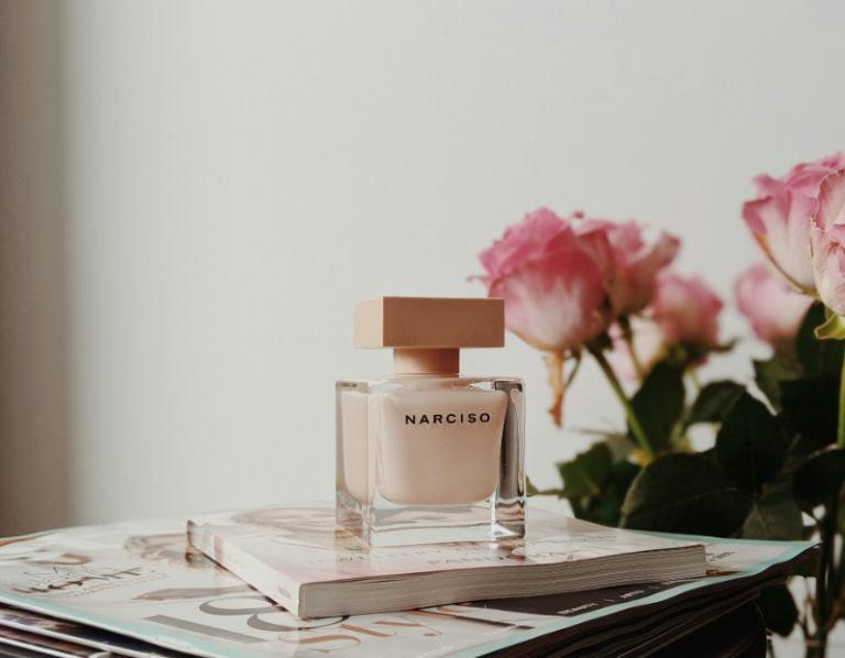 Die besten Beauty-Tipps für strahlende Haut mit Produkten von beautywelt Eine strahlende Haut ist für viele Menschen das höchste Schönheitsideal. Doch wie erreicht man diese begehrte Ausstrahlung wirklich? Die Antwort liegt nicht in teuren Geheimnissen oder komplizierten Routinen, sondern in der richtigen Kombination aus hochwertigen Produkten und konsequenter Pflege. beautywelt hat sich auf die Mission gemacht, jedem Menschen die Werkzeuge in die Hand zu geben, um seine Haut zum Strahlen zu bringen.