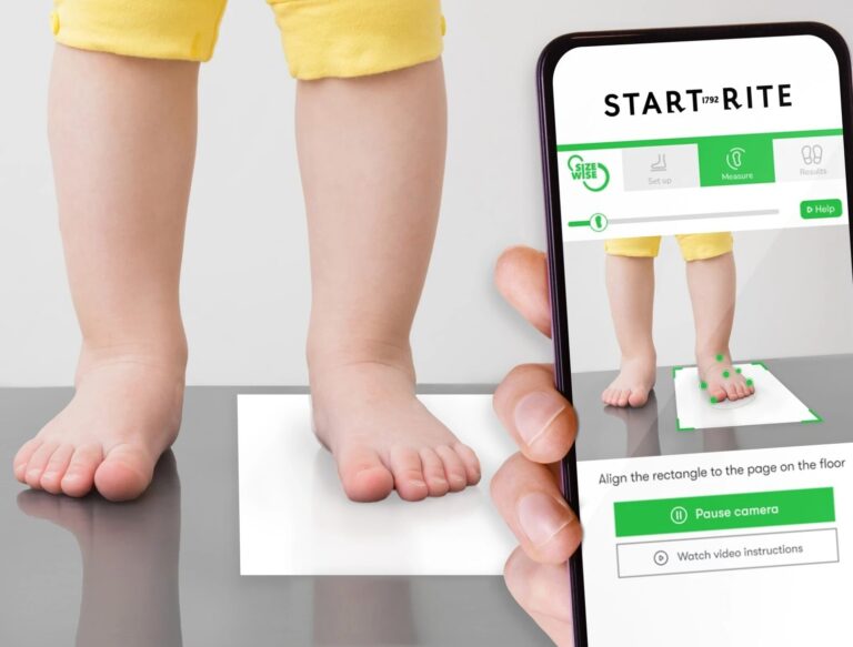 Kinderschoenen kiezen die groei, schooldagen en actief spelen ondersteunen