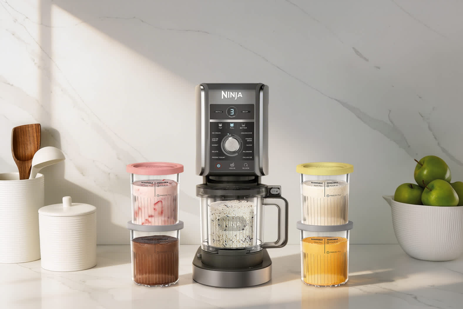 Ninja blender op marmeren aanrecht met ingrediënten en schalen