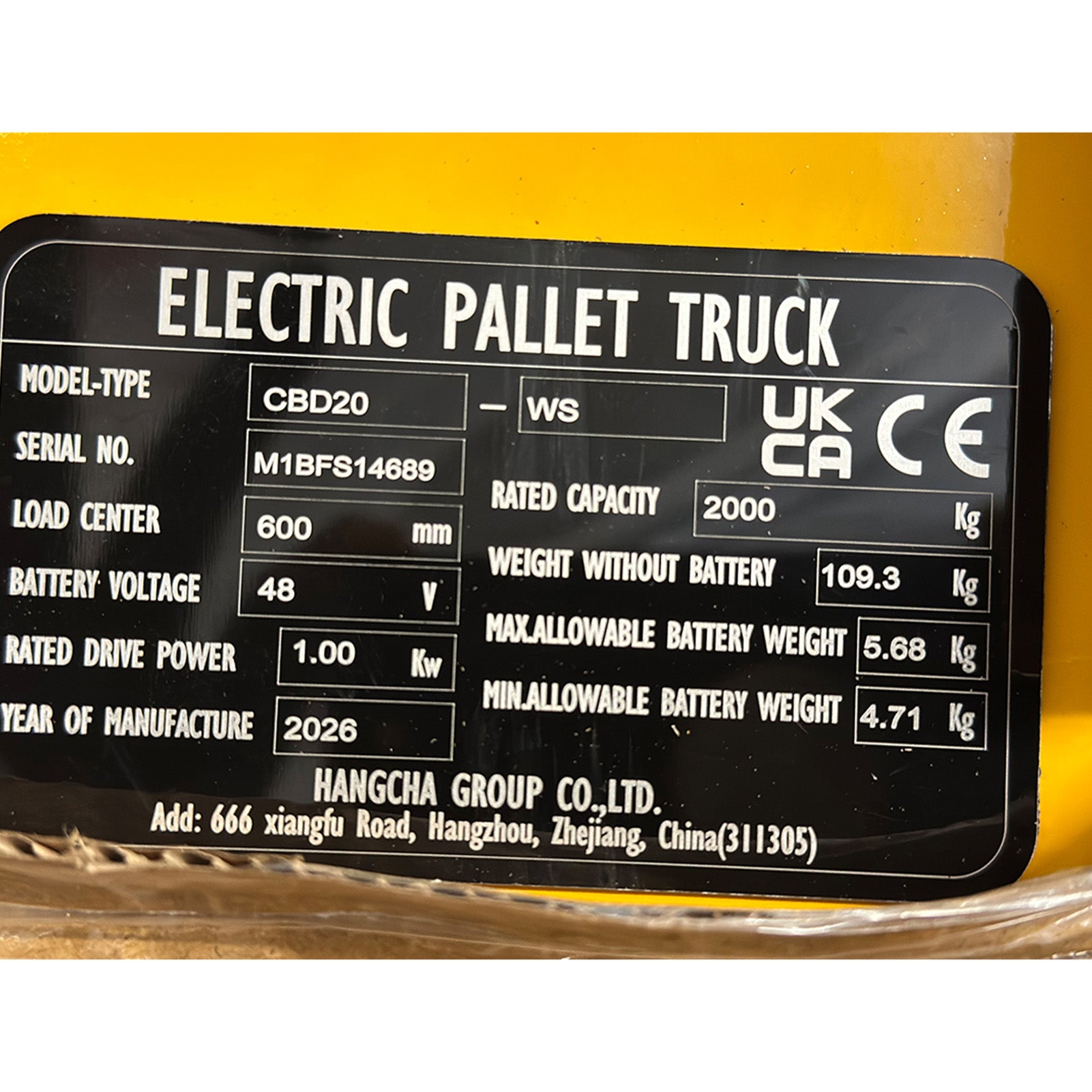 Zwart informatielabel op geel oppervlak met technische gegevens van elektrische pallet truck model CBD20