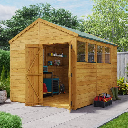 Geel houten tuinhuisje met schuifdeur, gesloten ramen en gereedschap ernaast op terras.