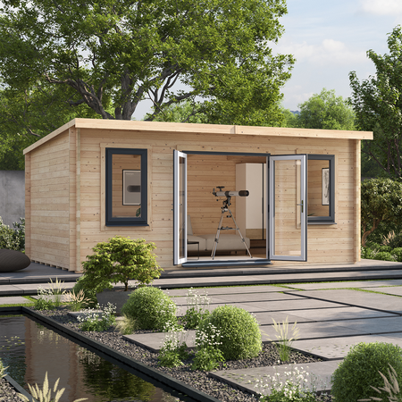 Moderne houten tuinkamer met grote glazen deuren en houten gevel naast water en tuinplanten.