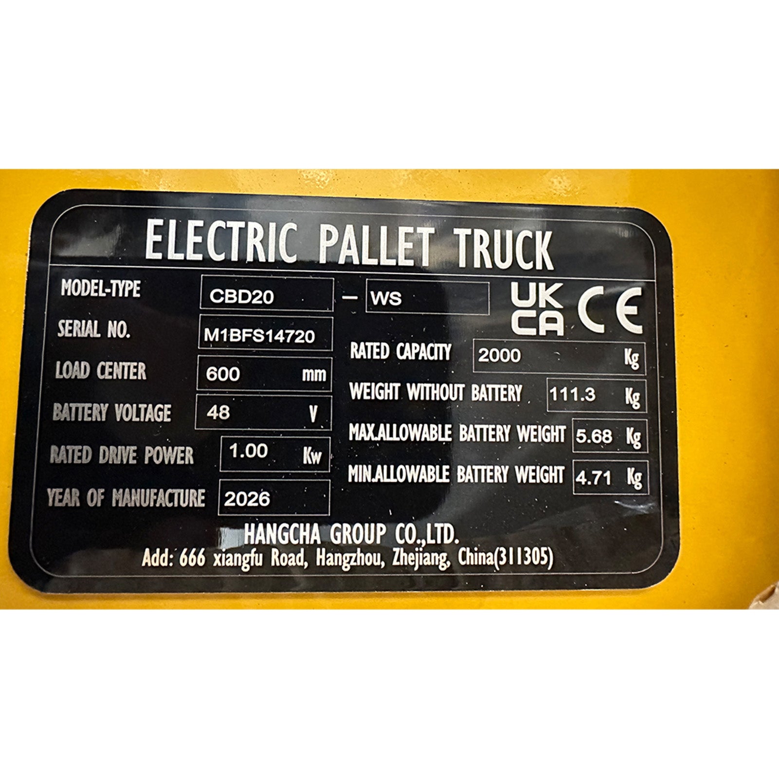 Zwart informatielabel op geel oppervlak met technische gegevens van elektrische pallet truck model CBD20