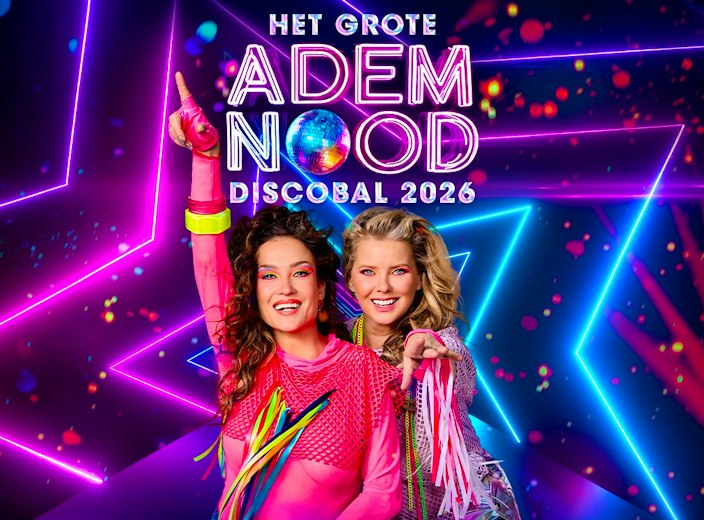 Twee meisjes in felroze outfits dansen onder neon paarse en blauwe verlichting
