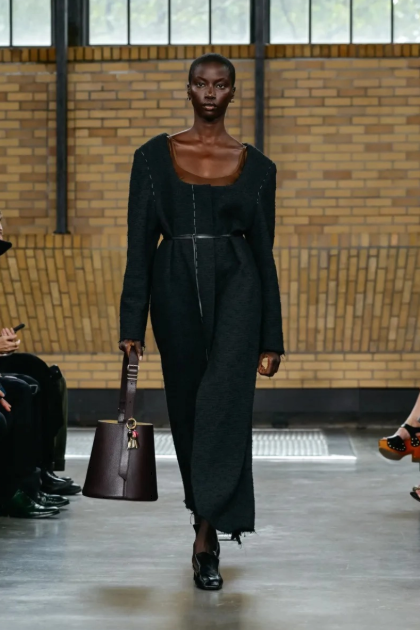 Calvin Klein: Tijdloos minimalisme, moderne mode en zelfvertrouwen voor elke dag. Weinig modenamen zijn zo nauw verbonden met het moderne minimalisme als Calvin Klein. Het merk staat bekend om zijn strakke silhouetten, ingetogen branding, denim, ondergoed, geuren en eigentijdse garderobe-essentials en heeft een onderscheidende identiteit ontwikkeld die veel verder reikt dan individuele modetrends. De aanpak combineert eenvoud met vertrouwen, waardoor producten worden gecreëerd die zijn ontworpen om relevant te voelen bij verschillende gelegenheden en generaties. Calvin Klein werd in 1968 in New York opgericht door Calvin Klein en Barry Schwartz. Wat begon als een jassenbedrijf, ontwikkelde zich tot een internationaal erkend lifestylemerk dat kleding, ondergoed, denim, accessoires en parfums omvat. Door de decennia heen hebben de gestroomlijnde esthetische en gedenkwaardige advertenties ertoe bijgedragen dat de naam Calvin Klein over de hele wereld herkenbaar is geworden.